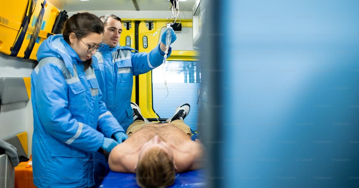 Devenir médecin urgentiste en 2026 : parcours et salaire